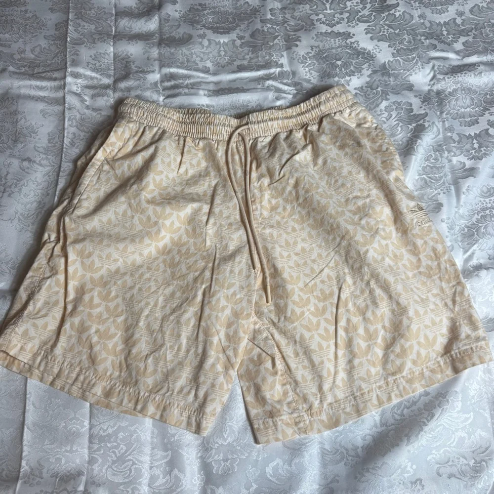 Men’s Adidas Shorts L Beige White Trefoil Print